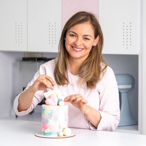 Luisa Quiroz decorando una torta en su taller